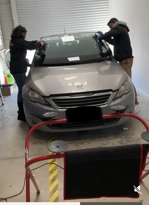 changement-pare-brise-207-peugeot-franchise-offerte.webp